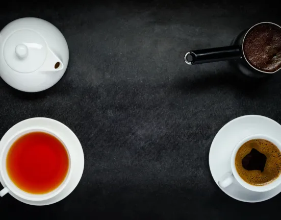 Τσάι vs Καφές: Ποιο από τα δύο «θωρακίζει» τα οστά – Τι δείχνουν οι τελευταίες έρευνες για την οστεοπόρωση