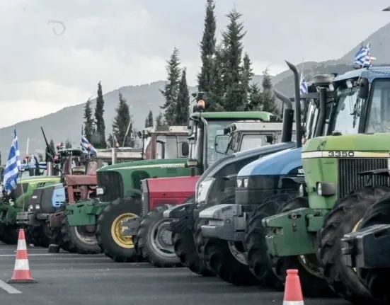 Επίθεση στο μπλόκο της Νίκαιας: Βανδάλισαν τρακτέρ αγροτών που πήγαν στο Μαξίμου – «Προδότες» έγραψαν με μπογιές
