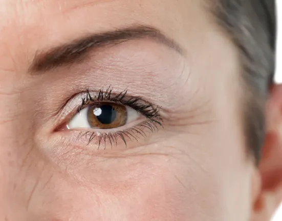 Βαθιές ρυτίδες μετά τα 50; Οι 3 κινήσεις-ματ που «σβήνουν» χρόνια από το πρόσωπο και η δύναμη των ενεργών συστατικών