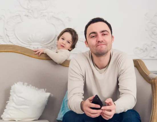 «Είμαι τέρας;»: Ο μπαμπάς που θέλει να παίζει μόνο 10 λεπτά με τα παιδιά του και το viral tweet των 16 εκατομμυρίων προβολών