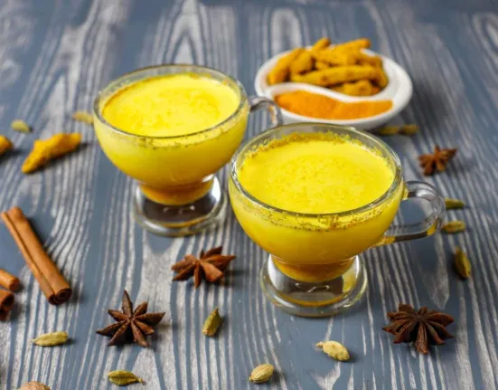 Το 'χρυσό' ρόφημα με κουρκουμά και λεμόνι: Πιείτε το κάθε Κυριακή πρωί για να ξεφουσκώσετε, να καθαρίσετε το συκώτι και να κάψετε λίπος