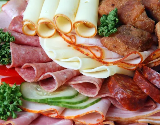 Η «χειρότερη» τροφή για τις αρτηρίες που οι περισσότεροι τρώνε καθημερινά – Τι προειδοποιούν οι καρδιολόγοι