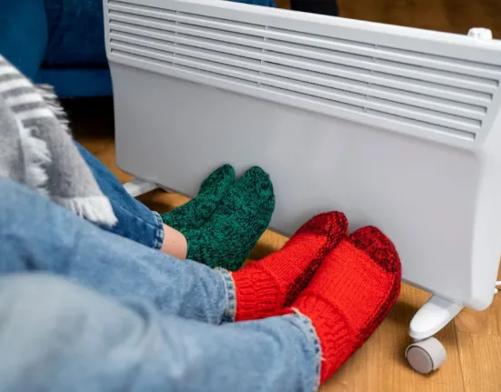 Πώς να κρατήσετε το σπίτι ζεστό χωρίς να κάψετε επιπλέον ρεύμα: 5 tips για την 'πολική φωτοβολίδα'