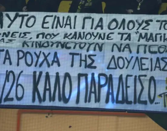 ΑΕΚ – Ολυμπιακός: Το πανό που συγκλόνισε το ντέρμπι – «Για τους γονείς που πεθαίνουν με τα ρούχα της δουλειάς»