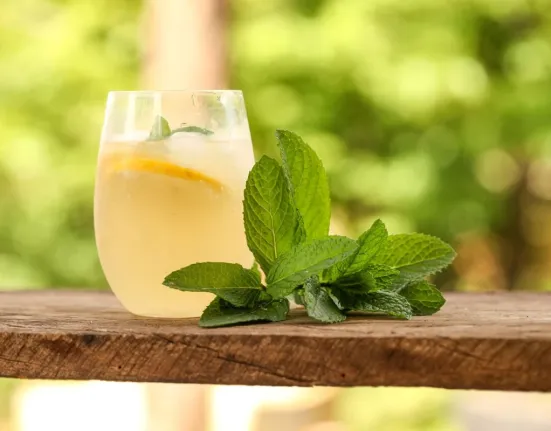 Το αντίδοτο στο φούσκωμα της Σαρακοστής: 3 σπιτικά αφεψήματα για άμεση ανακούφιση