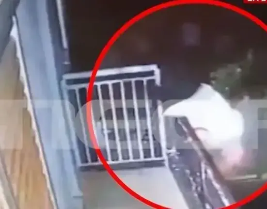 Αγρίνιο: Δείτε την σοκαριστική πτώση 57χρονου από μπαλκόνι