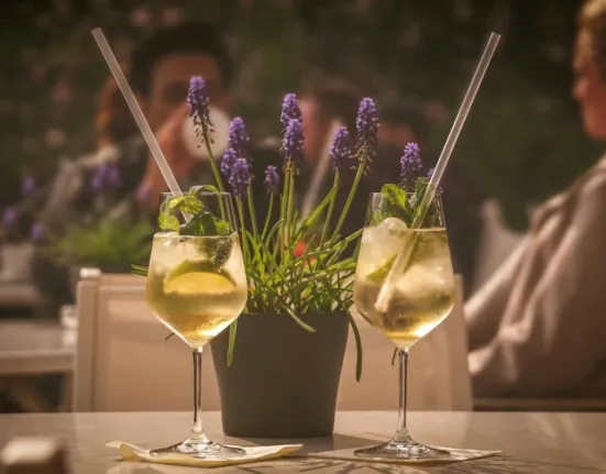 Αλκοόλ και επιδερμίδα: Πώς η κατανάλωση ποτού αποτυπώνεται στο πρόσωπό μας