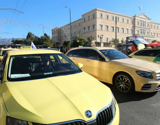 Χωρίς ταξί Αθήνα και Θεσσαλονίκη: Η «βίαιη» μετάβαση στην ηλεκτροκίνηση και το  νομοσχέδιο στο στόχαστρο