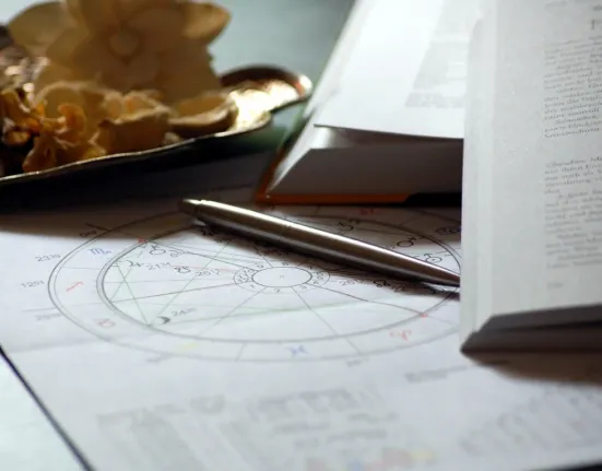 Ζώδια 2026: Το «εκρηκτικό» 15νθήμερο των εκλείψεων – Τι φέρνουν η Ηλιακή και η Σεληνιακή έκλειψη