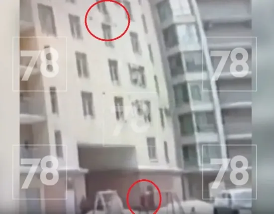 Απίστευτο: Έσωσε παιδί που έπεφτε από τον 7ο όροφο πολυκατοικίας. Δείτε βίντεο