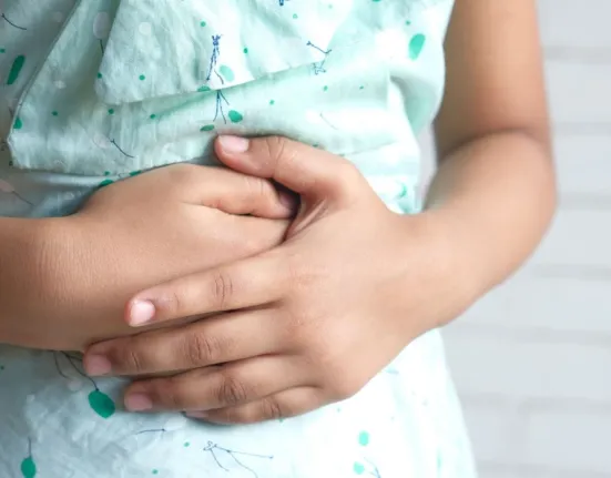 Γαστρεντερίτιδα στα παιδιά: Τι επιτρέπεται να φάνε και ο «χρυσός κανόνας» του νερού