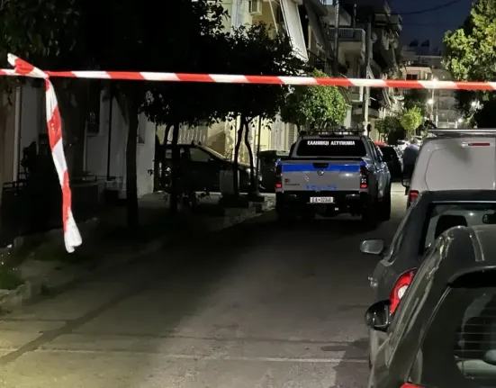 Έκρηξη από χειροβομβίδα στον Κορυδαλλό: Ζημιές σε οικίες και έξι οχήματα τα ξημερώματα