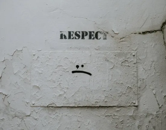 Έλλειψη αυτοσεβασμού: 10 τοξικές συνήθειες που φθείρουν την προσωπικότητα