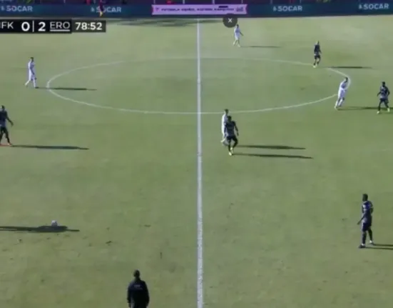 Εντυπωσιακό γκολ: Σκόραρε πίσω από το κέντρο του γηπέδου
