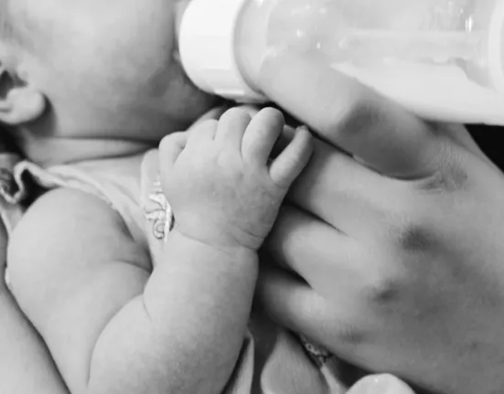 Επείγουσα ανάκληση βρεφικού γάλακτος από τον ΕΟΦ: Δείτε τη λίστα με τις παρτίδες και τι πρέπει να κάνετε