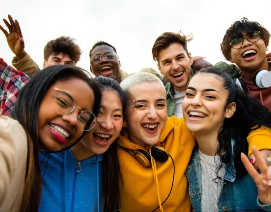 Gen Z: Γιατί η νέα γενιά γυρίζει την πλάτη στο σεξ και τι επιλέγει αντί αυτού