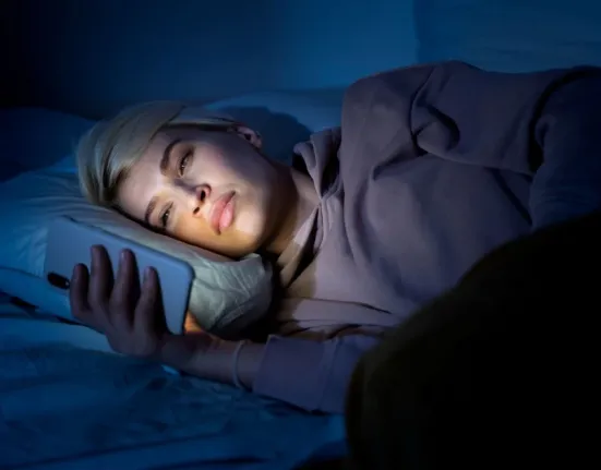 Γιατί ξυπνάτε κάθε βράδυ την ίδια ώρα; Τι προσπαθεί να σας πει ο οργανισμός σας