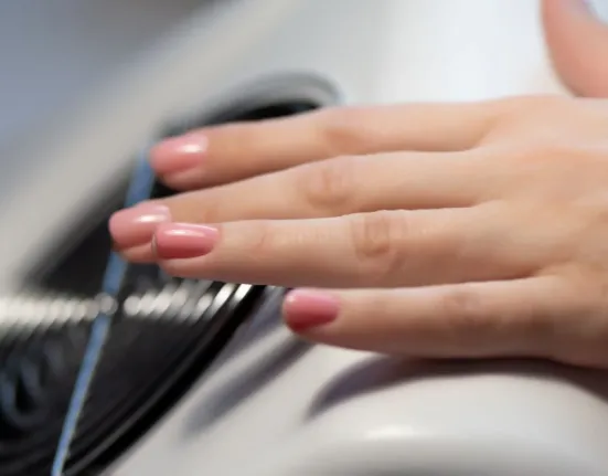 Το fast track του μανικιούρ: 5 δοκιμασμένα hacks για να στεγνώσουν τα νύχια σας σε δευτερόλεπτα
