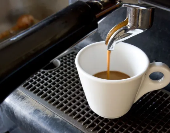 Ξέχνα τον καφέ με το που ανοίγεις τα μάτια: Γιατί η πρώτη γουλιά πριν τις 9:30 στρεσάρει τον οργανισμό σου