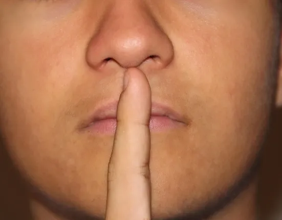 Η δύναμη της σιωπής: Γιατί είναι επικίνδυνο να μοιράζεσαι τα πάντα με τους άλλους;