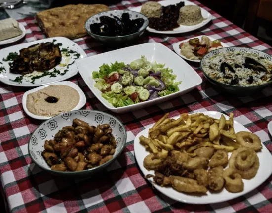 Καθαρά Δευτέρα 2026: Τα «μυστικά» του σαρακοστιανού τραπεζιού που δεν πρέπει να χάσετε