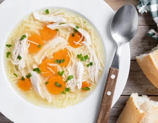 Η απόλυτη κοτόσουπα αυγολέμονο για την Κυριακή της κακοκαιρίας: Το μυστικό για να γίνει μελωμένη και πεντανόστιμη