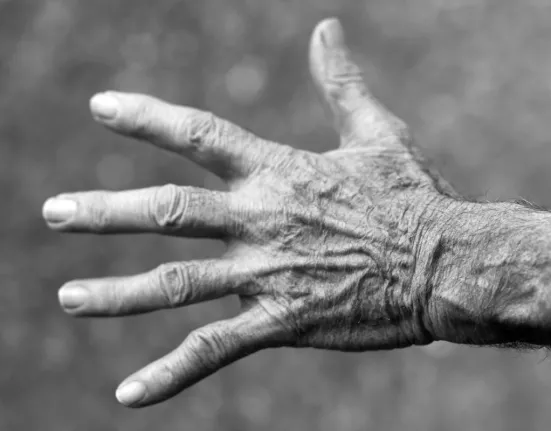 Κοζάνη: Σοκ στην πλατεία Λασσάνη – Γιαγιάδες «μονομάχησαν» και κατέληξαν στο νοσοκομείο