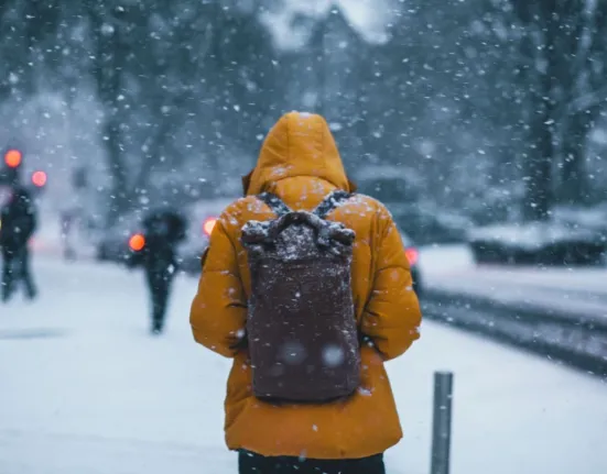 «Το κρύο σου τρυπάει τα κόκαλα»: Τι ισχύει πραγματικά για το ανθρώπινο σώμα και τις χαμηλές θερμοκρασίες