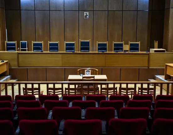 Δράμα στη Λαμία: Εγκατέλειψε το 10χρονο παιδί της με αυτισμό στα δικαστήρια – «Εξαφανίστηκε σαν κυρία»