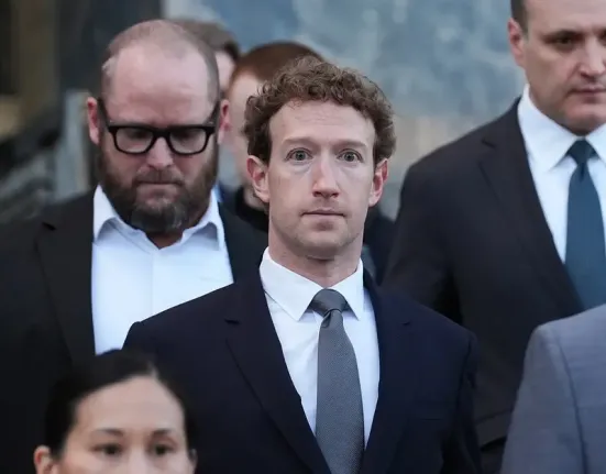 Μαρκ Ζούκερμπεργκ: «Ρομποτικός» ή παρεξηγημένος; Η δίκη-ορόσημο για τον εθισμό στα Social Media