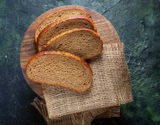 Μαύρο ψωμί: Η μεγάλη παγίδα – Πώς μας ξεγελούν στο φούρνο και τι πρέπει να προσέχετε