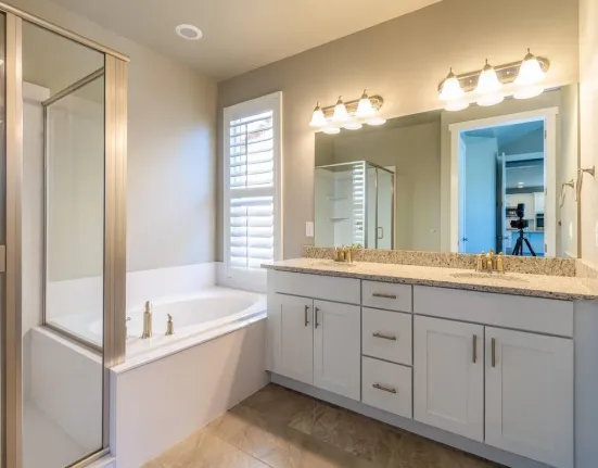 Ξέχνα το ξύδι: Το υλικό των 1 ευρώ από το φαρμακείο που εξαφανίζει τη μούχλα από το μπάνιο οριστικά