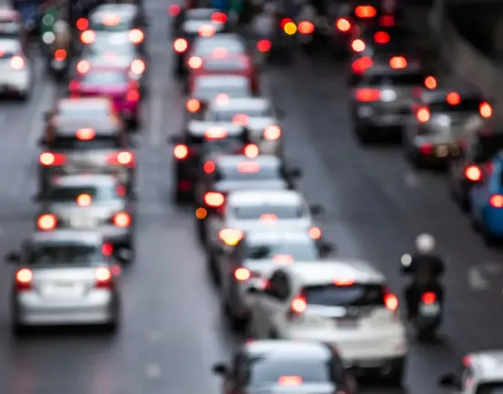 Αδιανόητο σκηνικό στη Λεωφόρο Σχιστού: Οδηγός κινούνταν με την όπισθεν για 1,5 χλμ. για να αποφύγει την κίνηση!