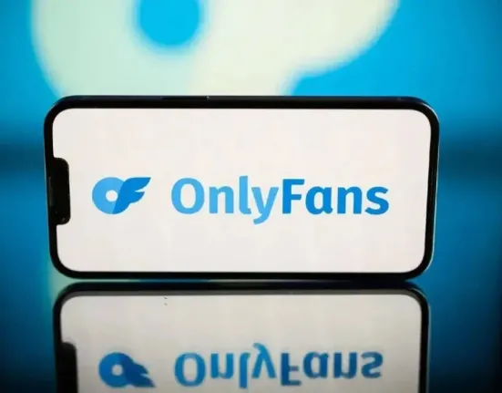 Σοκ στη Γαλλία: «Managers» του OnlyFans στρατολογούν γυναίκες και ανήλικα κορίτσια μέσω social media