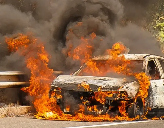 Θρίλερ στην Πιερία: Απανθρακωμένη σορός εντοπίστηκε μέσα σε φλεγόμενο αυτοκίνητο