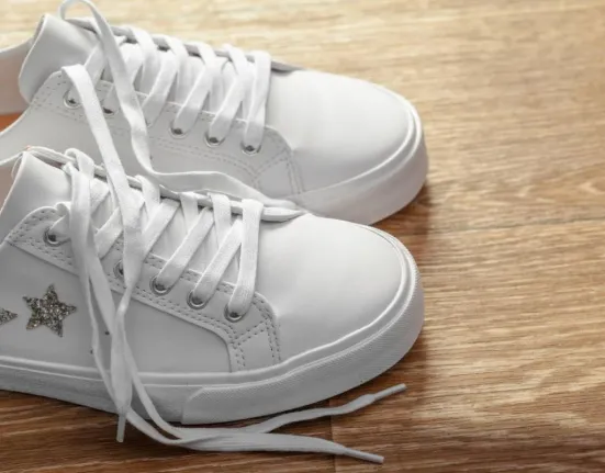 Πώς να καθαρίσετε τα λευκά sneakers: Το κόλπο για να δείχνουν σαν καινούργια χωρίς πλυντήριο