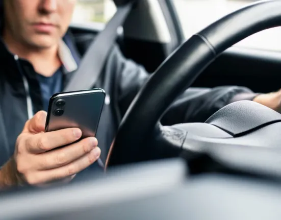 Πρόστιμο 350 ευρώ αν κοιτάς το κινητό στο φανάρι: Τι ορίζει ο νέος ΚΟΚ