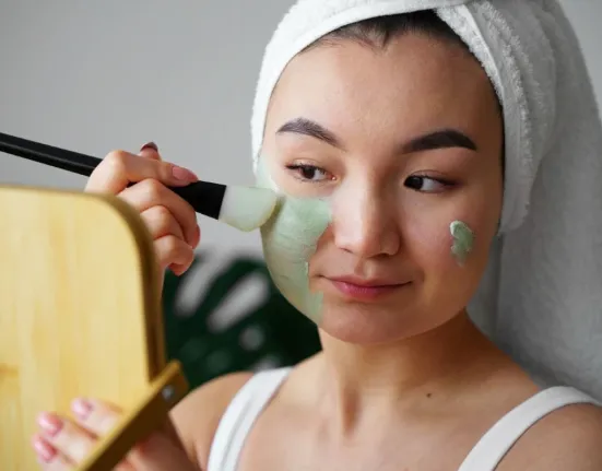 DIY μάσκα προσώπου με υλικά από την κουζίνα για άμεση λάμψη