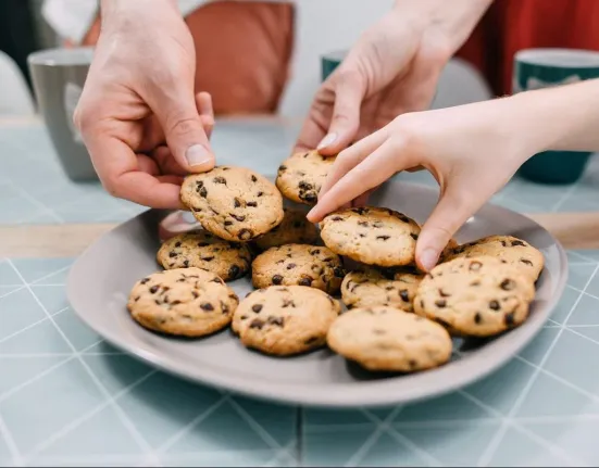 Πώς να σταματήσετε το συνεχές τσιμπολόγημα: Αιτίες και πρακτικές λύσεις