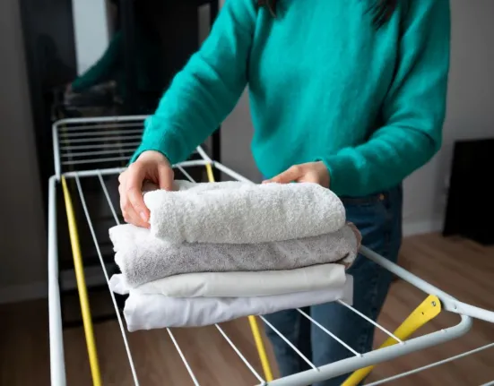 Ρούχα που μυρίζουν κλεισούρα; Το έξυπνο κόλπο για να στεγνώνουν αστραπιαία μέσα στο σπίτι χωρίς ίχνος υγρασίας