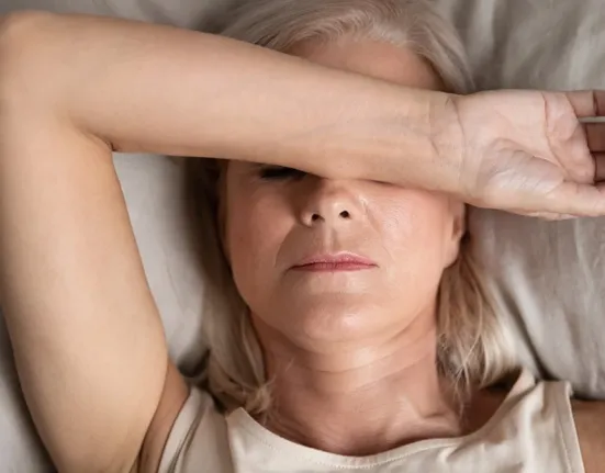 Πότε «τελειώνει» η εμμηνόπαυση; Όσα πρέπει να γνωρίζεις για τη νέα φάση της υγείας σου