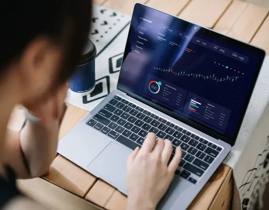 Τα 8 πιο περιζήτητα πτυχία για το 2026: Πού «ανοίγουν» οι πόρτες της αγοράς εργασίας