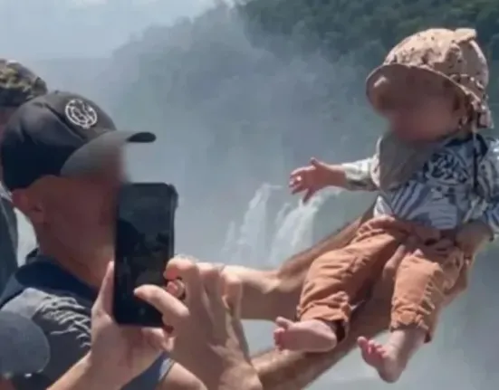 Σάλος στην Αργεντινή: Το «επικίνδυνο» στιγμιότυπο ενός τουρίστα στον «Λαιμό του Διαβόλου»