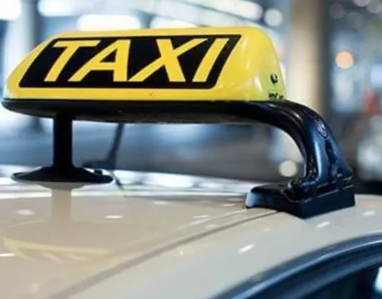 Θρίλερ στο Ίλιον: Ταξί μπήκε ανάποδα σε μονόδρομο και τούμπαρε – Άφαντος ο οδηγός