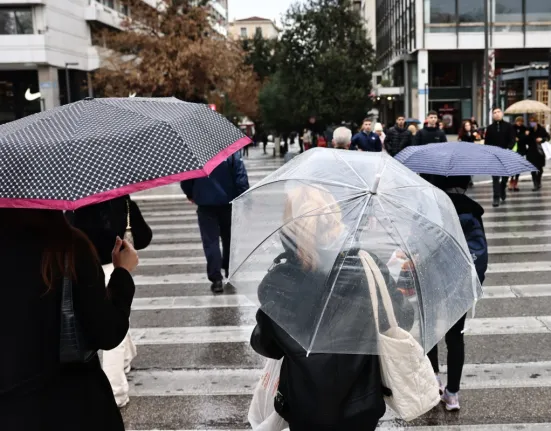 Τσικνοπέμπτη με Βροχές και Καταιγίδες: Διπλή Κακοκαιρία 48 Ωρών «Πολιορκεί» τη Χώρα