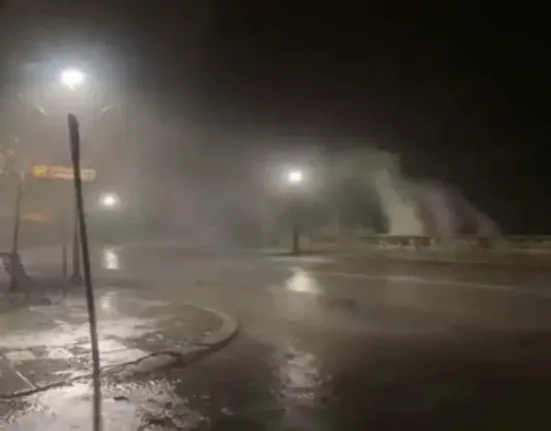 Κακοκαιρία: Ανεμοστρόβιλος «σήκωσε» στέγες στην Κέρκυρα – Βυθισμένα στο σκοτάδι ολόκληρα χωριά