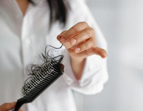 Έχεις τριχόπτωση; Δες τη μία συνήθεια που πρέπει να κόψεις σήμερα