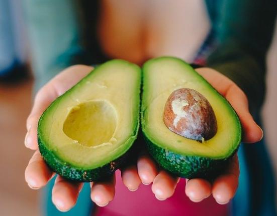 Αγοράζεις αβοκάντο και χαλάει; Δες το μυστικό για την τέλεια διατήρηση