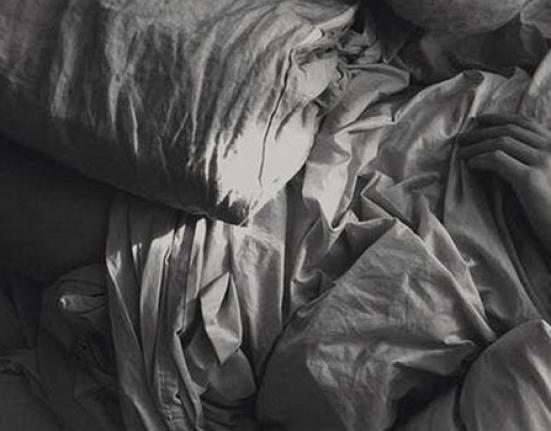 Ύπνος: Γιατί ξυπνάτε συχνά στις 4 τα ξημερώματα – Τι λένε οι ειδικοί για ορμόνες και κιρκάδιο ρυθμό