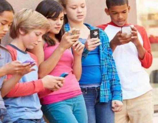 Γαλλία: Ετοιμάζει απαγόρευση των social media για παιδιά κάτω των 15 από την επόμενη σχολική χρονιά
